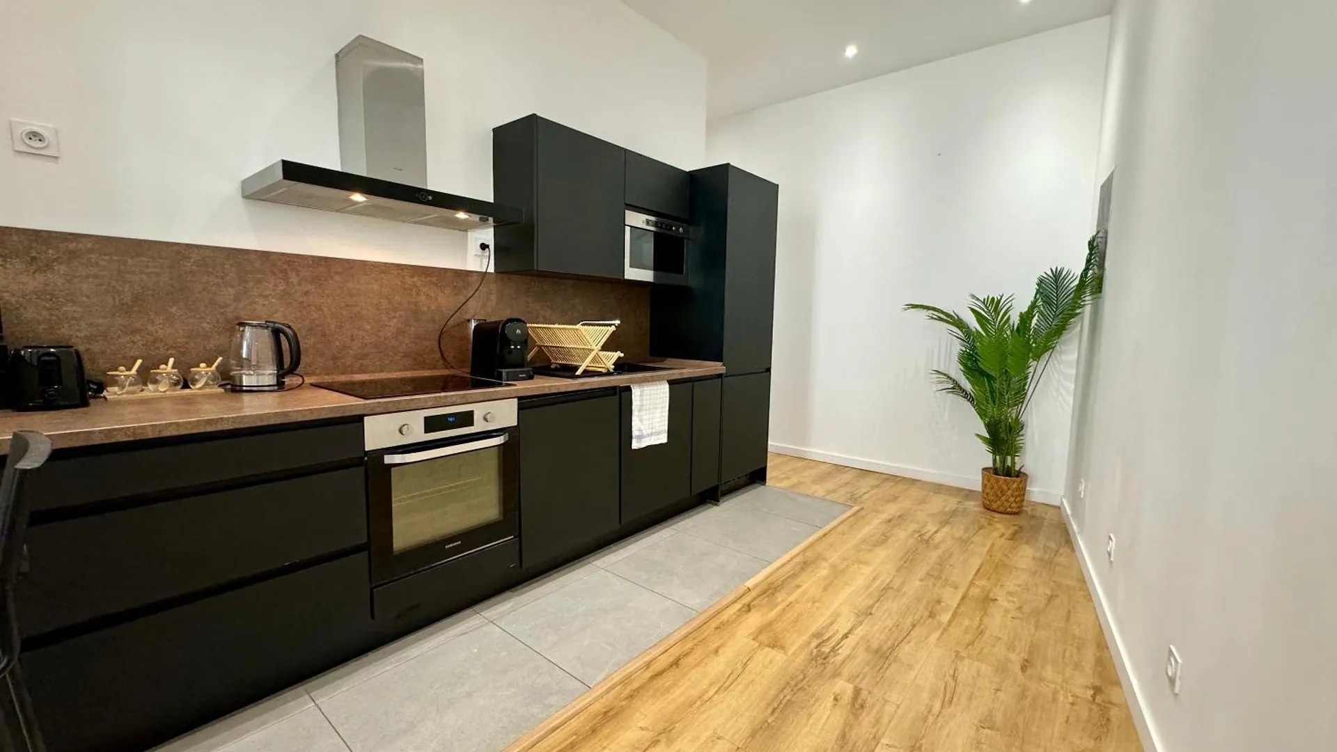 Suite Rumba Lyon 0*,  France