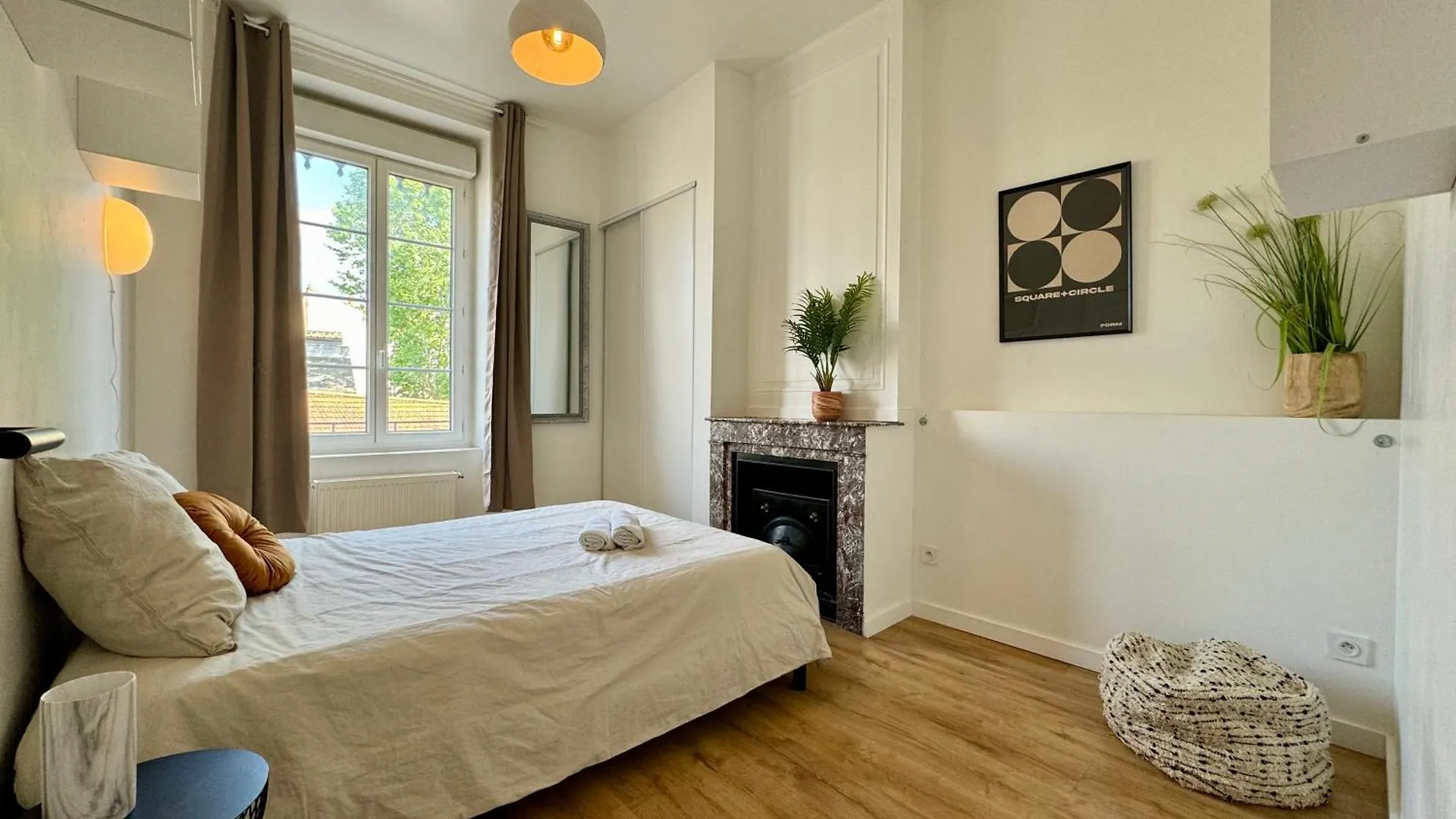 Suite Rumba Lyon 0*,  France